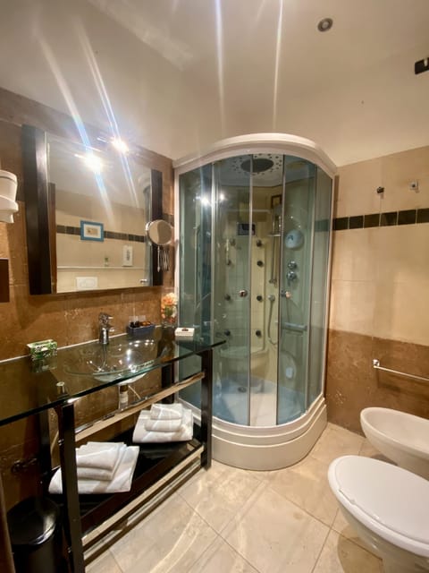 Classic Room | Bathroom | Shower, free toiletries, hair dryer, bidet