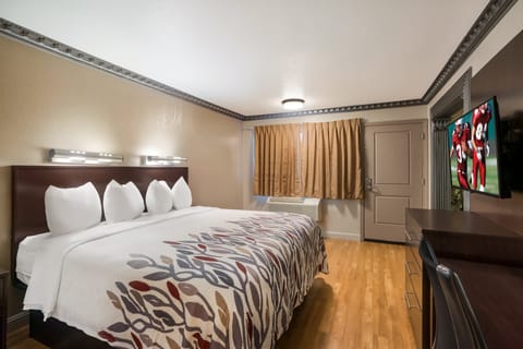 Suite, 1 King Bed, Non Smoking | Free cribs/infant beds, free WiFi, bed sheets