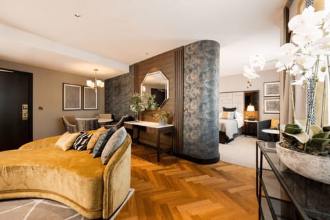 Junior Suite, 1 King Bed | Pillowtop beds, in-room safe, desk, laptop workspace