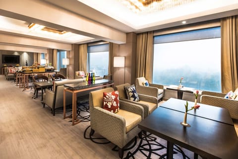 Club Room, 1 King Bed, City View | Lounge