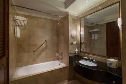 Deluxe Room, 1 King Bed, City View | Bathroom | Free toiletries, hair dryer, bathrobes, slippers