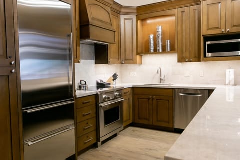 Suite, 2 Bedrooms | Private kitchen | Fridge, oven, coffee/tea maker