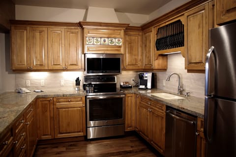 Suite, 2 Bedrooms | Private kitchen | Fridge, oven, coffee/tea maker