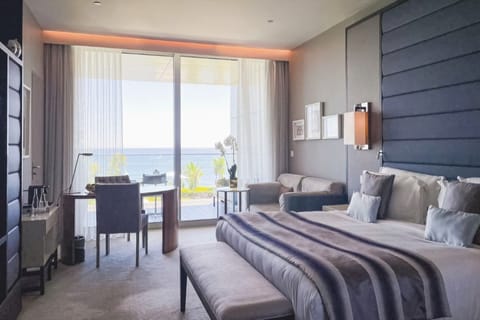 Classic Room, 1 King Bed, Ocean View | Minibar, in-room safe, desk, soundproofing