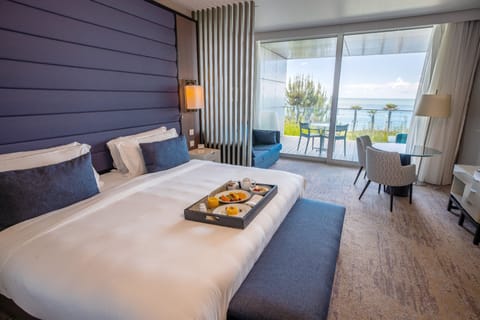 Junior Suite, 1 King Bed, Ocean View | Minibar, in-room safe, desk, soundproofing