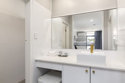 Deluxe Twin | Bathroom | Shower, designer toiletries, hair dryer, towels