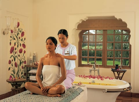 Couples treatment rooms, body treatments, aromatherapy, body wraps