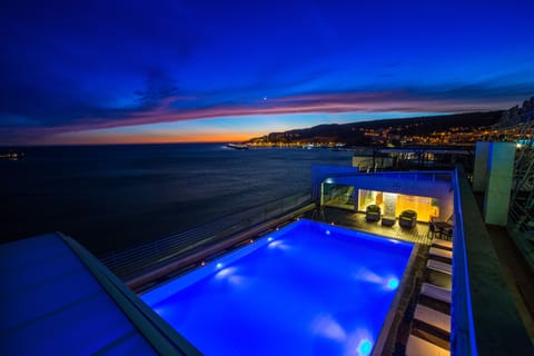 Indoor pool, sun loungers