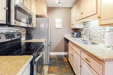 Condo, 2 Bedrooms (Loft) | Private kitchen | Full-size fridge, microwave, coffee/tea maker, cookware/dishes/utensils