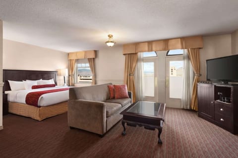 Suite, 1 King Bed, Non Smoking (One-Bedroom) | Premium bedding, pillowtop beds, in-room safe, desk