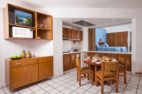 Suite, Kitchenette, Sea View | Private kitchenette | Coffee/tea maker