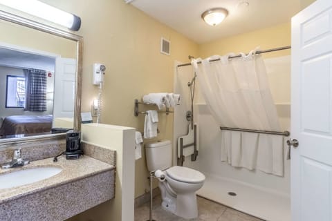 Room, 1 King Bed, Accessible, Non Smoking | Bathroom | Hair dryer, towels, soap, shampoo