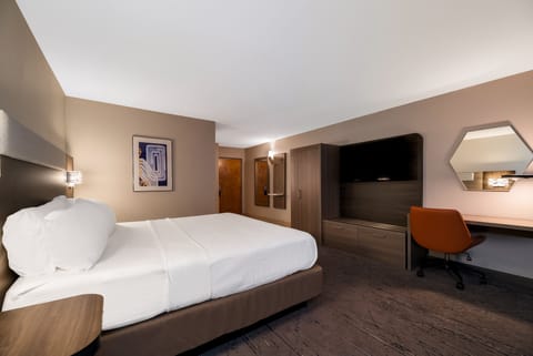 Standard Room, 1 King Bed | Premium bedding, pillowtop beds, in-room safe, desk