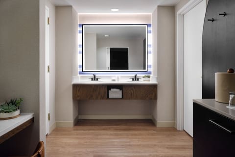 Combined shower/tub, free toiletries, hair dryer, towels