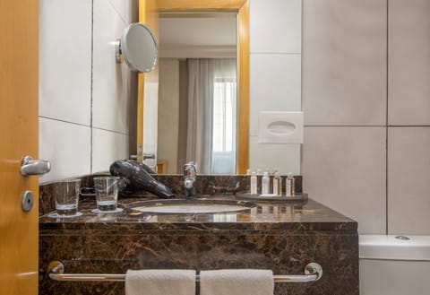 Family Room | Bathroom | Shower, free toiletries, hair dryer, towels