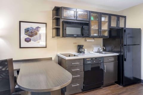 Standard Room, 1 Queen Bed, Non Smoking, Kitchen | Private kitchenette | Fridge, microwave, stovetop, dishwasher