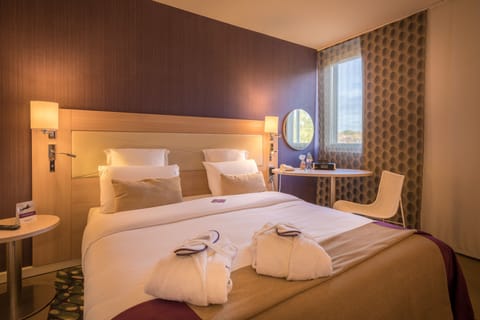 Deluxe Room, 1 Double Bed, Park View | Minibar, in-room safe, desk, soundproofing