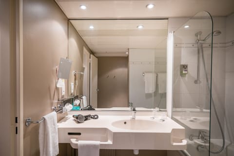 Classic Room, 1 Double Bed | Bathroom | Eco-friendly toiletries, hair dryer, towels