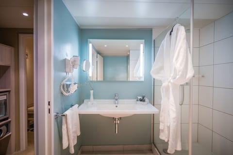 Deluxe Room, 1 Double Bed, Park View | Bathroom | Eco-friendly toiletries, hair dryer, towels