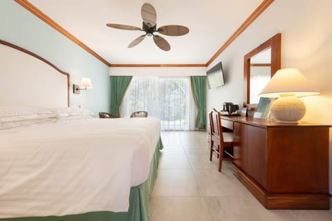 Superior Room | Premium bedding, free minibar, in-room safe, desk