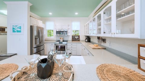 The fully equipped kitchen...