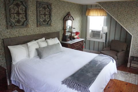 Royal Room | Free WiFi, bed sheets