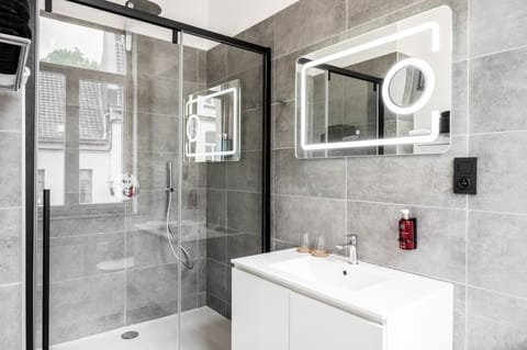 Deluxe Double Room | Bathroom | Shower, rainfall showerhead, hair dryer, towels