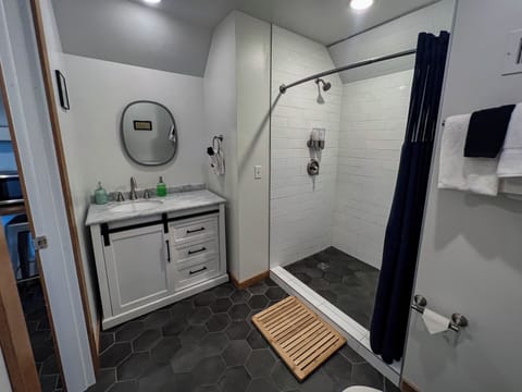 Endion Station 5 | Bathroom | Shower, free toiletries, hair dryer, towels