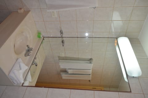 Standard Room, 1 King Bed | Bathroom | Shower, free toiletries, towels