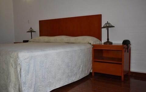 Standard Room, 1 King Bed | 1 bedroom, in-room safe, desk, iron/ironing board