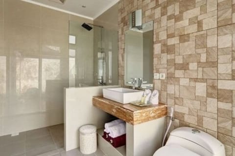 Studio Suite, 2 Bedrooms | Bathroom | Combined shower/tub, free toiletries, hair dryer, towels