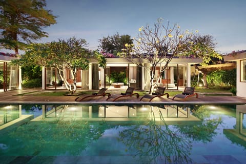 Indoor pool, sun loungers