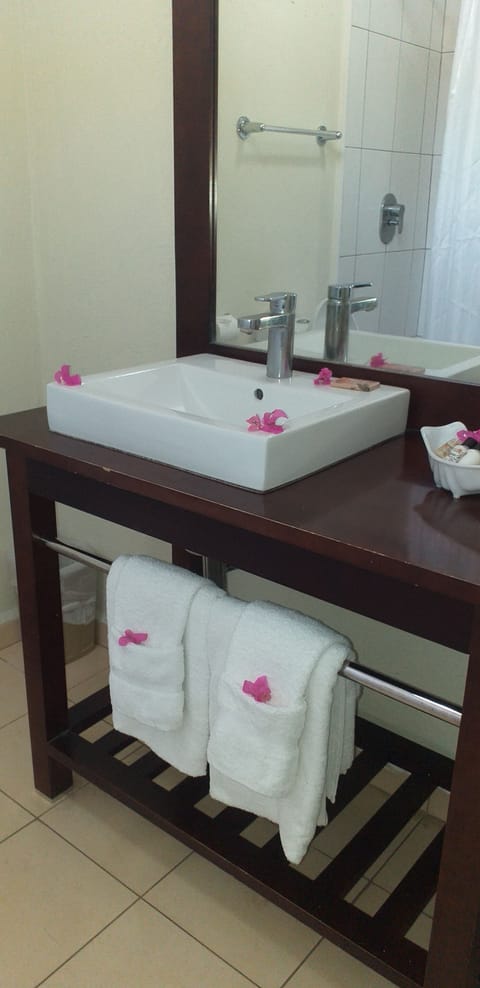 Deluxe Room, 1 Double or 2 Twin Beds, Ocean View (Triple) | Bathroom | Combined shower/tub, free toiletries, hair dryer, towels
