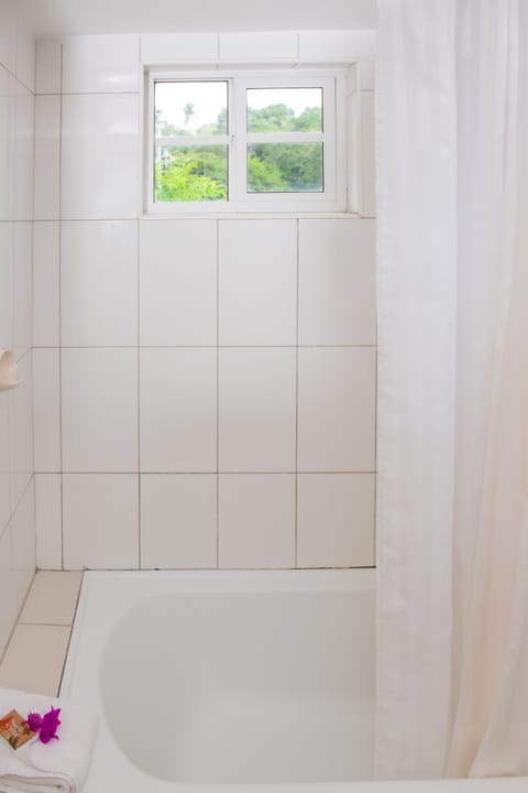 Room, Sea View (Turtle) | Bathroom | Combined shower/tub, free toiletries, hair dryer, towels