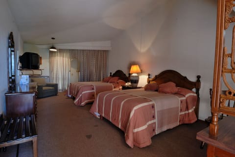 Standard Room, 1 Bedroom | Minibar, in-room safe, iron/ironing board, free WiFi