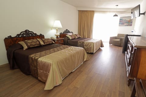 Standard Room, 1 Bedroom | Minibar, in-room safe, iron/ironing board, free WiFi