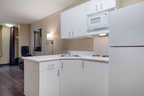 Studio | Private kitchen | Fridge, microwave, stovetop, coffee/tea maker