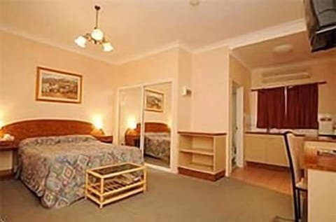 Standard Room, Non Smoking (Standard Queen) | Desk, soundproofing, iron/ironing board, rollaway beds