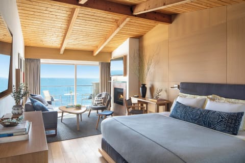 Premier Room, 1 King Bed, Balcony, Oceanfront (Fireplace) | Frette Italian sheets, premium bedding, down comforters, minibar