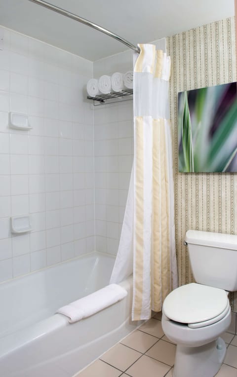 Junior Suite, 1 King Bed, Accessible | Bathroom | Hair dryer, towels, soap, shampoo