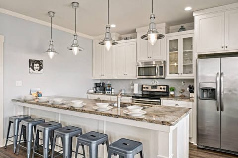 Beautiful Kitchen with stainless appliances, and all the cookware you'll ever need!