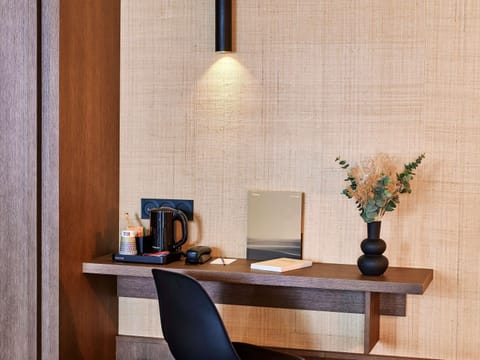 Pillowtop beds, in-room safe, desk, blackout drapes