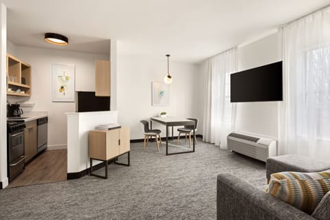 Suite, 1 Bedroom | Living area | Smart TV, Netflix