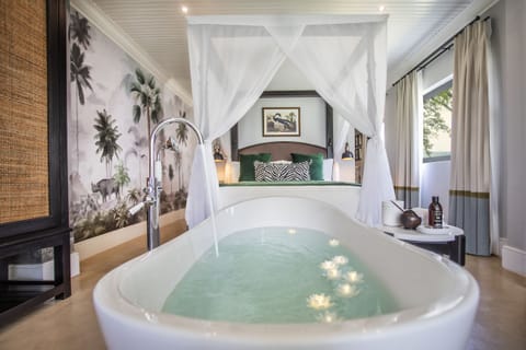 Livingstone Junior Suite | Deep soaking bathtub