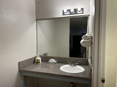 Standard Single Room, 1 King Bed | Bathroom | Rainfall showerhead, free toiletries, towels