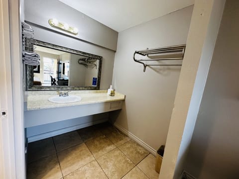 Standard Single Room, 1 King Bed | Bathroom | Rainfall showerhead, free toiletries, towels