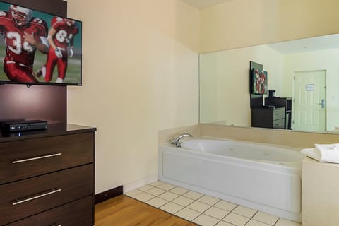 Suite, 1 King Bed, Non Smoking, Jetted Tub | Bathroom | Free toiletries, hair dryer, towels, soap