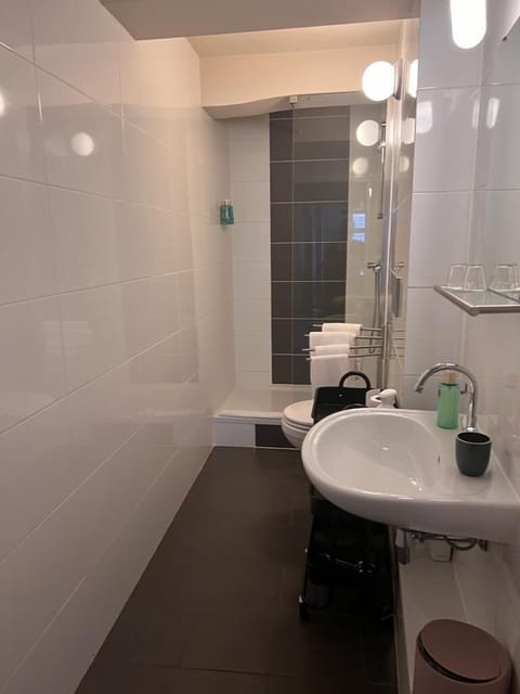 City Double Room | Bathroom | Shower, towels