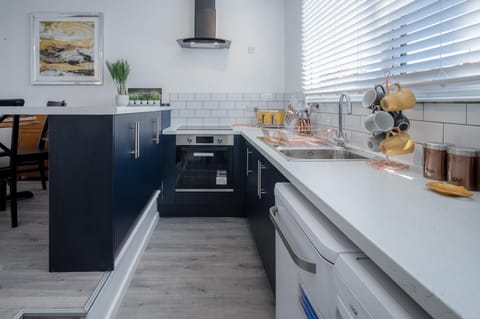 Ivy Cellar - 2 Bedroom Apartment - Tenby (10999)