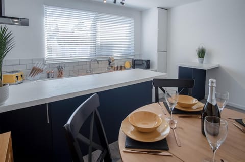 Ivy Cellar - 2 Bedroom Apartment - Tenby (11001)